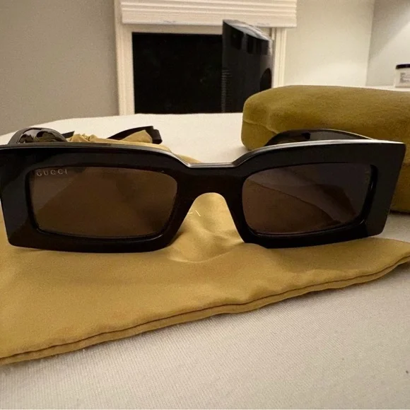 Gucci Black Sunglasses with Gold Logo - Picture 4 of 8